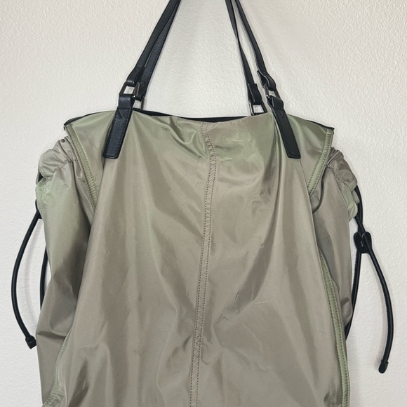 Burberry Elegant and Black Tote Bag ,iridescent color - Picture 4 of 14